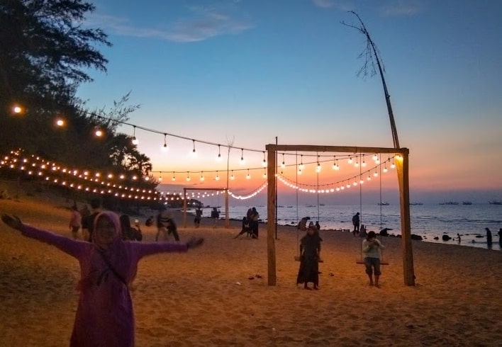 Hamparan Pasir Destinasi Wisata Pantai Slopeng